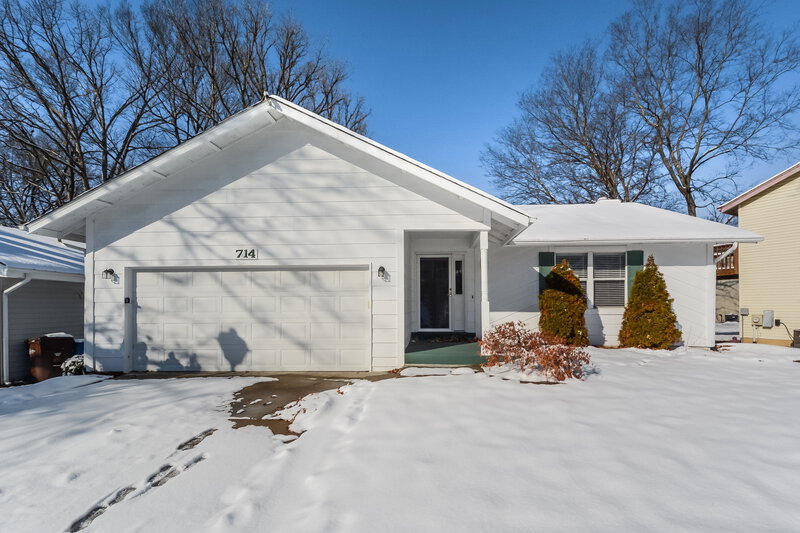 2,130/Mo, 2232 Central Parkway Dr Florissant, MO 63031 Font View