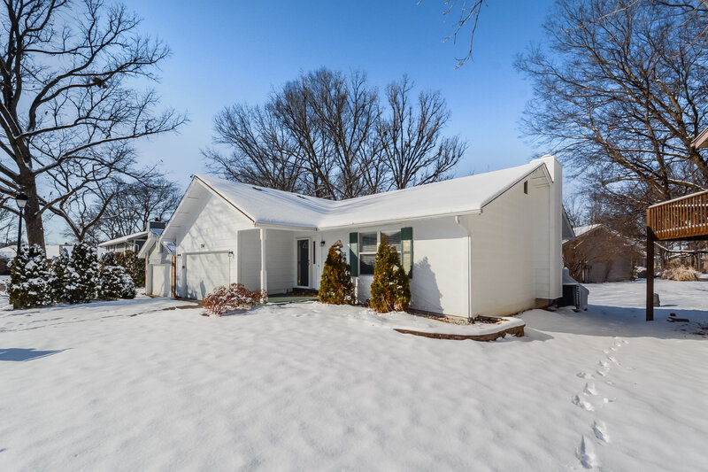 2,130/Mo, 2232 Central Parkway Dr Florissant, MO 63031 Font View 2