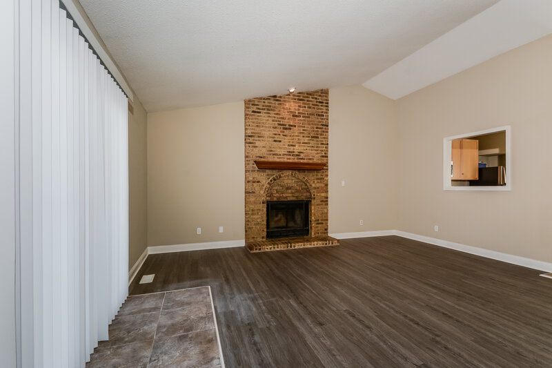 2,130/Mo, 2232 Central Parkway Dr Florissant, MO 63031 Living Room View 3