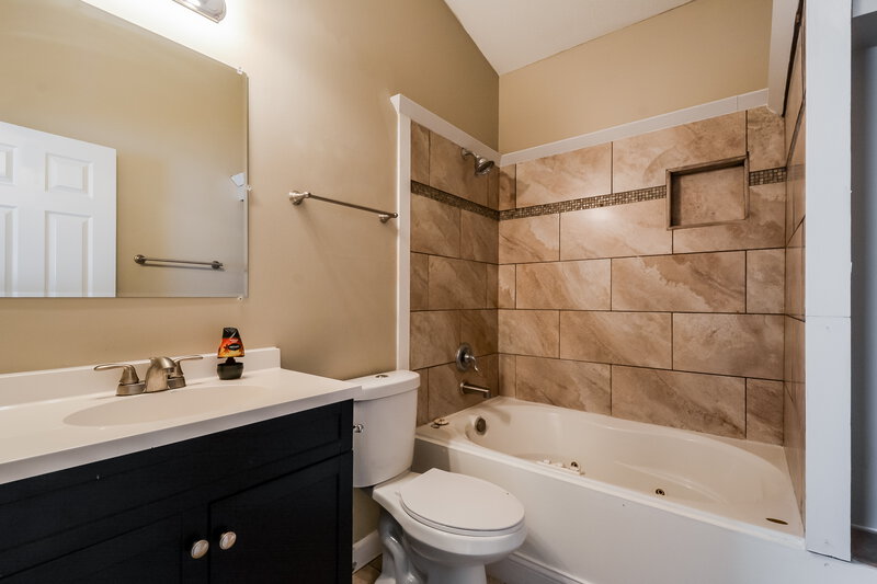 2,130/Mo, 2232 Central Parkway Dr Florissant, MO 63031 Master Bathroom View