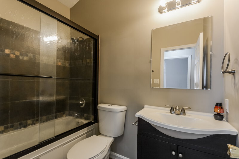 2,130/Mo, 2232 Central Parkway Dr Florissant, MO 63031 Bathroom View