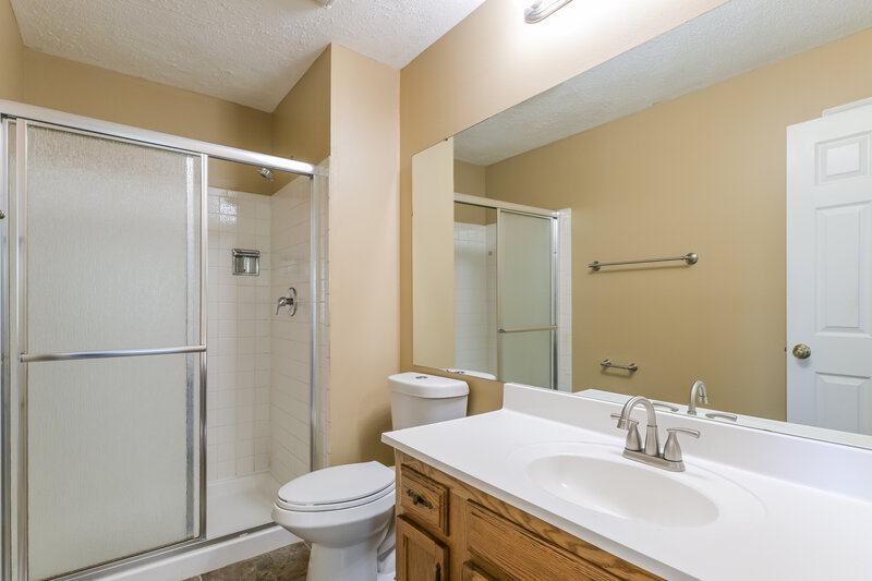 2,420/Mo, 3827 Salvation Rd Florissant, MO 63034 Main Bathroom View