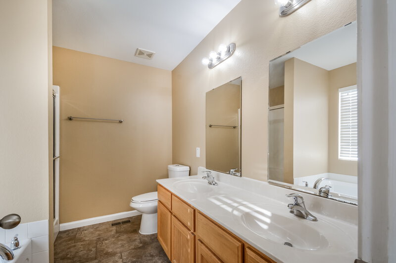 2,500/Mo, 1721 Waters Edge Way Pevely, MO 63070 Main Bathroom View