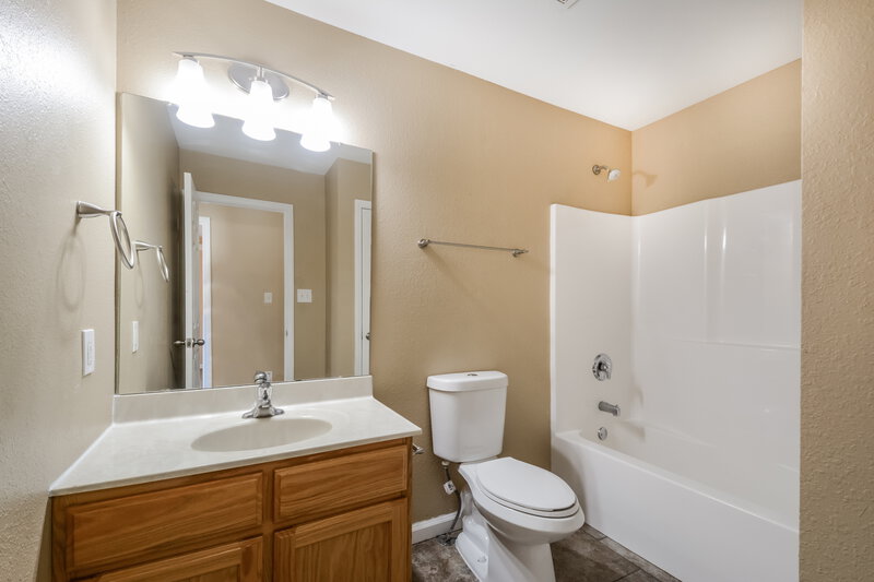 2,500/Mo, 1721 Waters Edge Way Pevely, MO 63070 Bathroom View