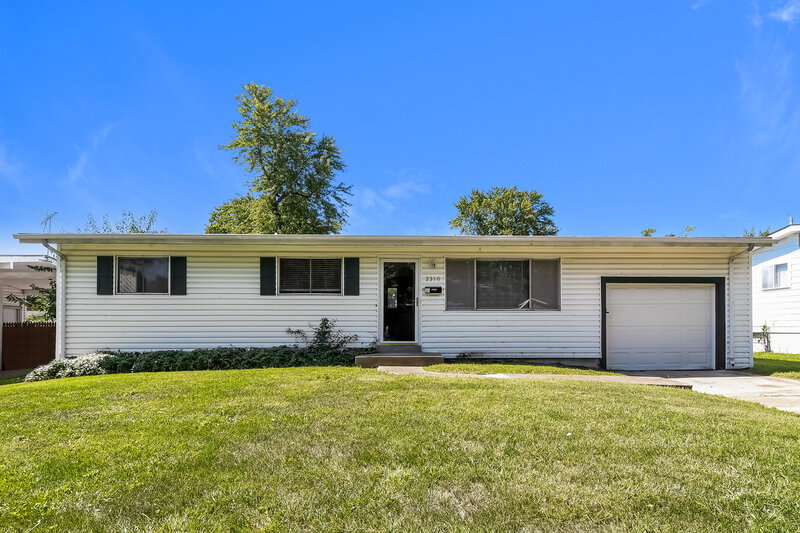 2,080/Mo, 2310 Flamingo Dr Florissant, MO 63031 External View