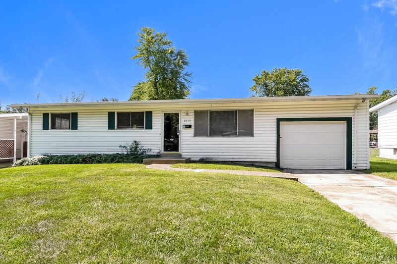 2,080/Mo, 2310 Flamingo Dr Florissant, MO 63031 Front View