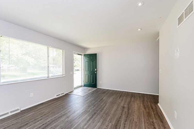 2,080/Mo, 2310 Flamingo Dr Florissant, MO 63031 Living Room View