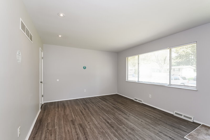 2,080/Mo, 2310 Flamingo Dr Florissant, MO 63031 Living Room View 2