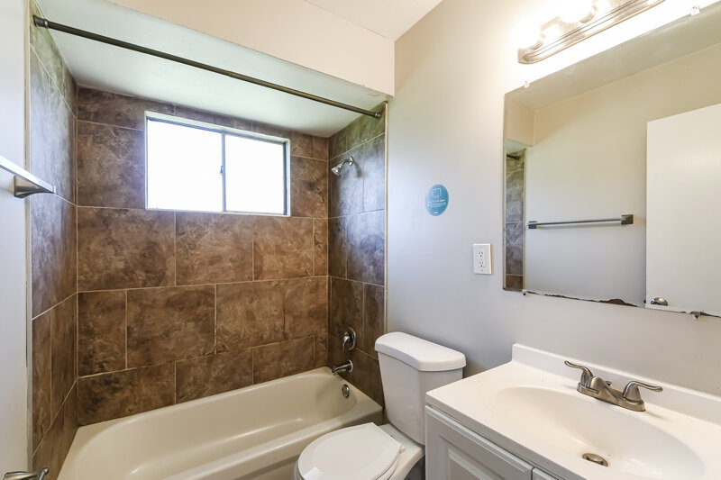 2,080/Mo, 2310 Flamingo Dr Florissant, MO 63031 Bathroom View