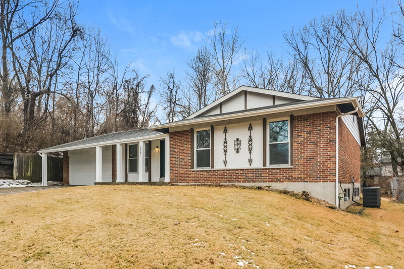 2,015/Mo, 6847 Champaigne Dr Florissant, MO 63033 Front View
