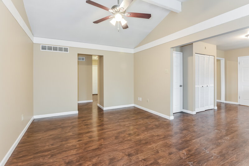 2,015/Mo, 6847 Champaigne Dr Florissant, MO 63033 Living Room View 2
