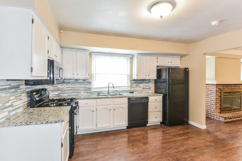 2,015/Mo, 6847 Champaigne Dr Florissant, MO 63033 Kitchen View