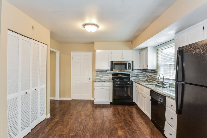 2,015/Mo, 6847 Champaigne Dr Florissant, MO 63033 Kitchen View 2