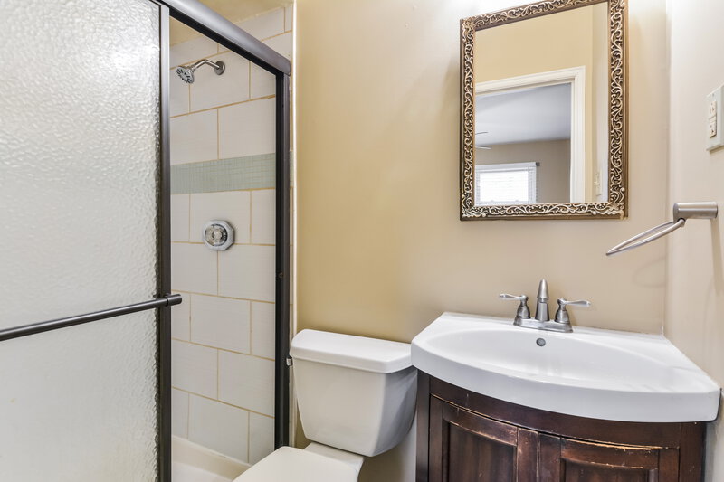 2,015/Mo, 6847 Champaigne Dr Florissant, MO 63033 Main Bathroom View