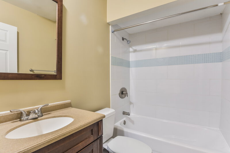 2,015/Mo, 6847 Champaigne Dr Florissant, MO 63033 Bathroom View