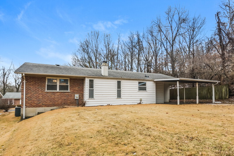 2,015/Mo, 6847 Champaigne Dr Florissant, MO 63033 Rear View