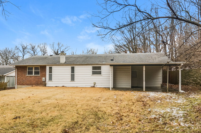 2,015/Mo, 6847 Champaigne Dr Florissant, MO 63033 Rear View 2