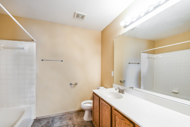 1,880/Mo, 235 Behlmann Meadows Way Florissant, MO 63034 Bathroom View