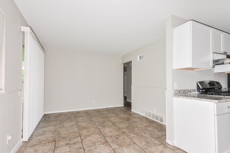 1,385/Mo, 11611 Criterion Ave St. Louis, MO 63138 Dining Room View 2