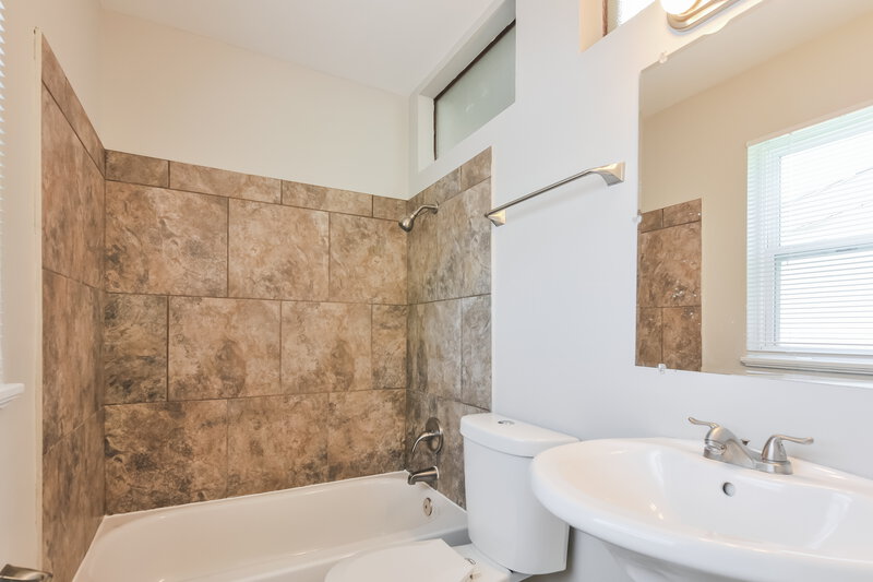 1,385/Mo, 11611 Criterion Ave St. Louis, MO 63138 Main Bathroom View