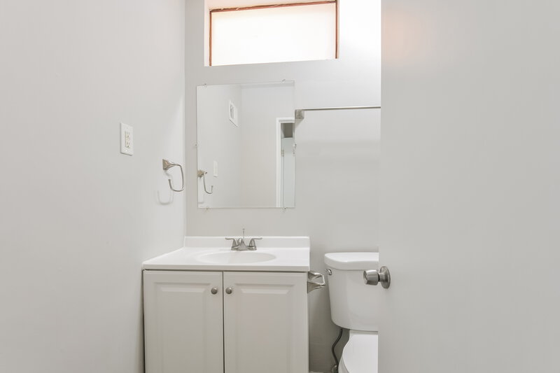 1,385/Mo, 11611 Criterion Ave St. Louis, MO 63138 Bathroom View