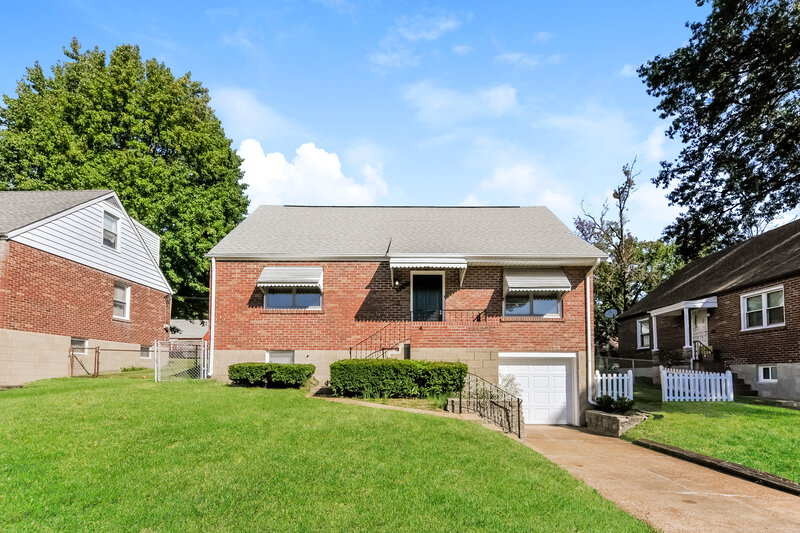 2,240/Mo, 8647 Belhaven Dr St. Louis, MO 63114 External View