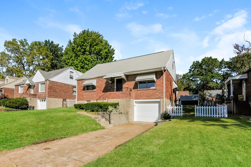 2,240/Mo, 8647 Belhaven Dr St. Louis, MO 63114 Front View