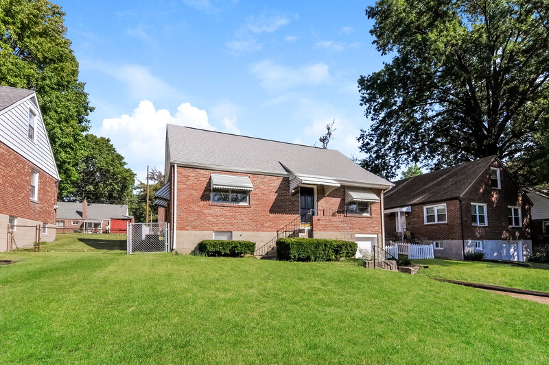 2,240/Mo, 8647 Belhaven Dr St. Louis, MO 63114 Front View 2