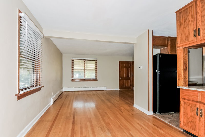 2,240/Mo, 8647 Belhaven Dr St. Louis, MO 63114 Living Room View