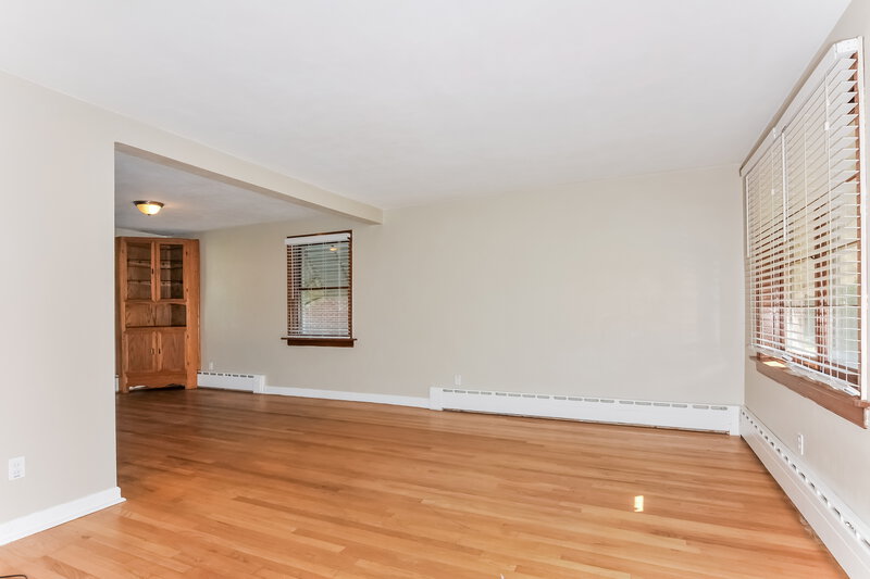 2,240/Mo, 8647 Belhaven Dr St. Louis, MO 63114 Living Room View 2