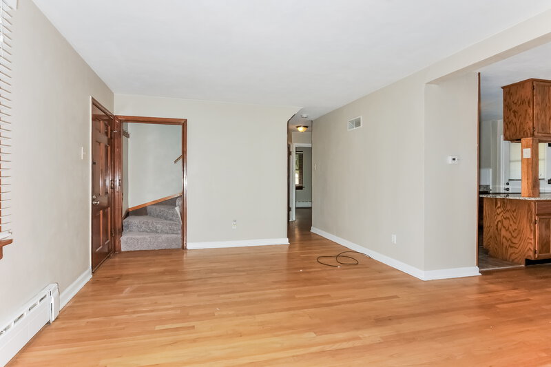 2,240/Mo, 8647 Belhaven Dr St. Louis, MO 63114 Living Room View 3