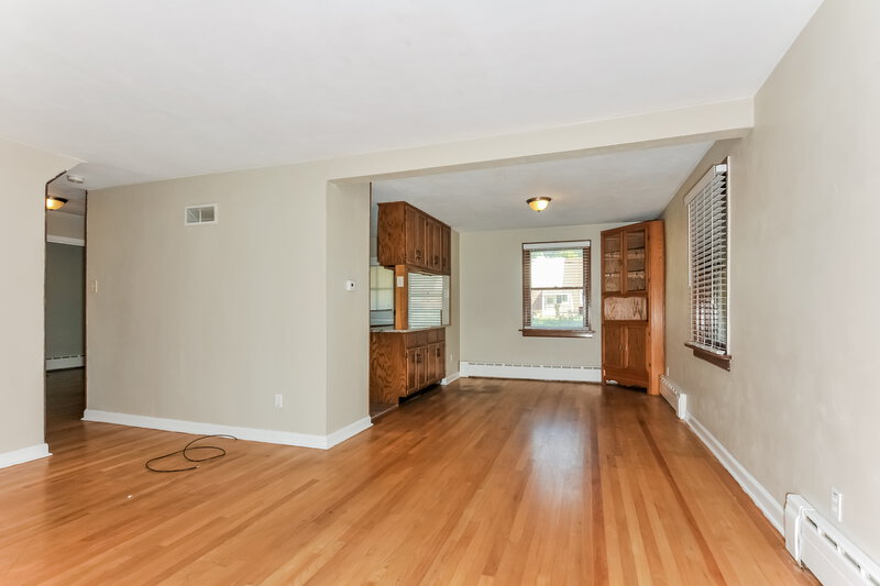 2,240/Mo, 8647 Belhaven Dr St. Louis, MO 63114 Living Room View 4