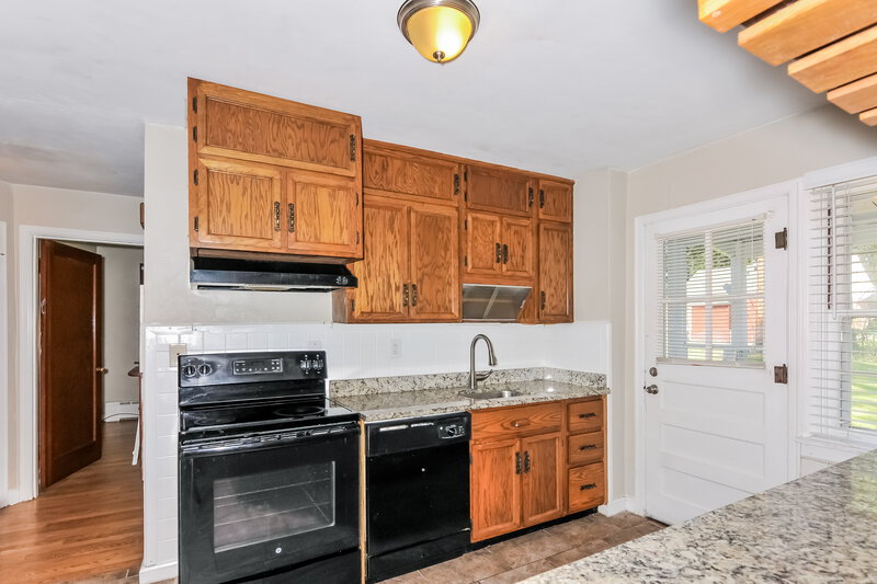 2,240/Mo, 8647 Belhaven Dr St. Louis, MO 63114 Kitchen View