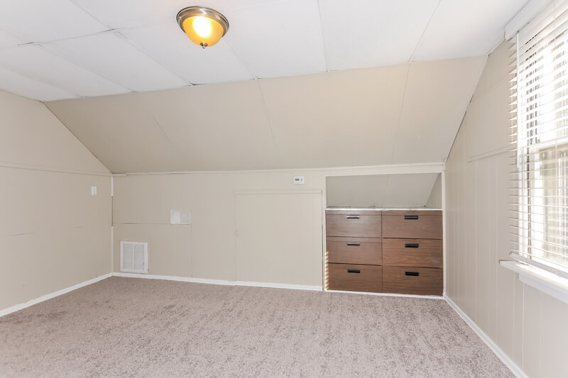 2,240/Mo, 8647 Belhaven Dr St. Louis, MO 63114 Main Bedroom View 4