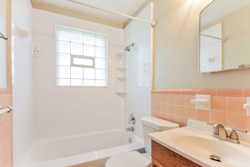 2,240/Mo, 8647 Belhaven Dr St. Louis, MO 63114 Main Bathroom View