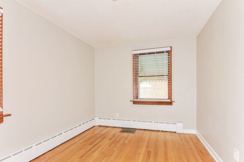 2,240/Mo, 8647 Belhaven Dr St. Louis, MO 63114 Bedroom View