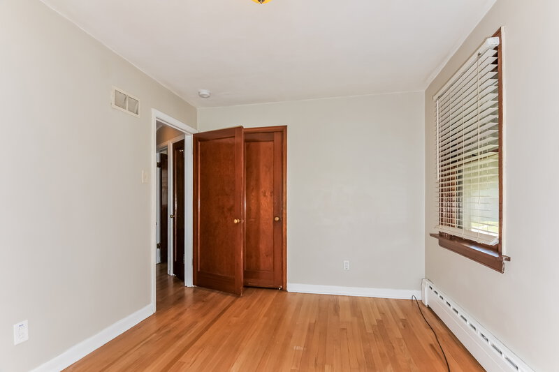 2,240/Mo, 8647 Belhaven Dr St. Louis, MO 63114 Bedroom View 2