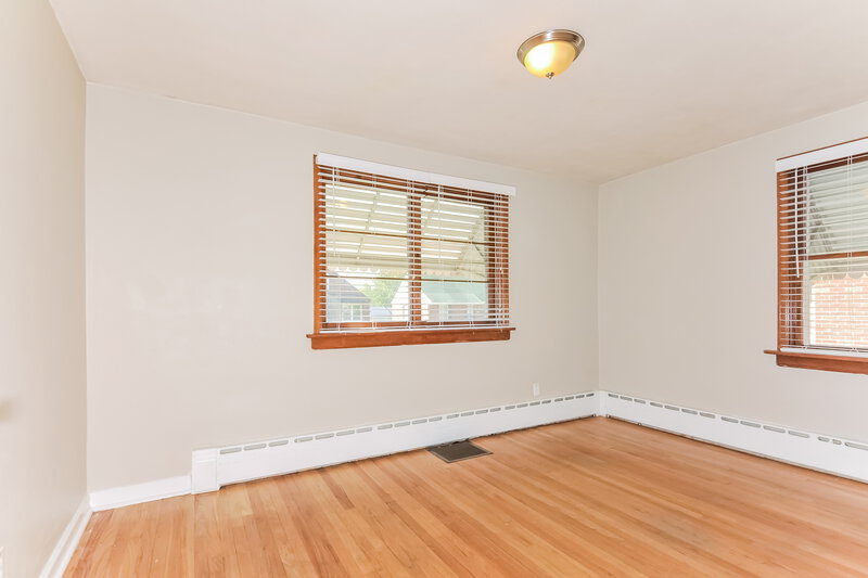 2,240/Mo, 8647 Belhaven Dr St. Louis, MO 63114 Bedroom View 3