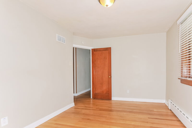 2,240/Mo, 8647 Belhaven Dr St. Louis, MO 63114 Bedroom View 4