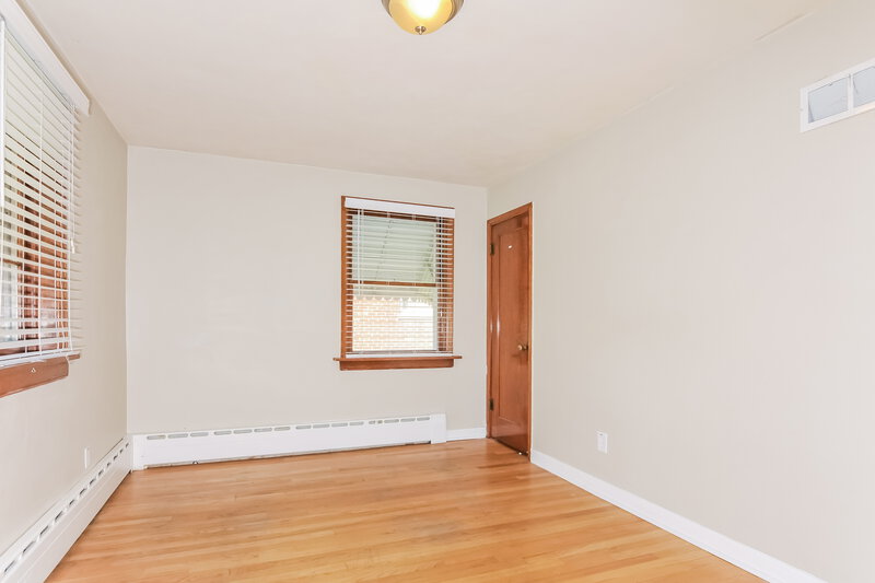 2,240/Mo, 8647 Belhaven Dr St. Louis, MO 63114 Bedroom View 5