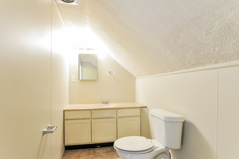 2,240/Mo, 8647 Belhaven Dr St. Louis, MO 63114 Bathroom View