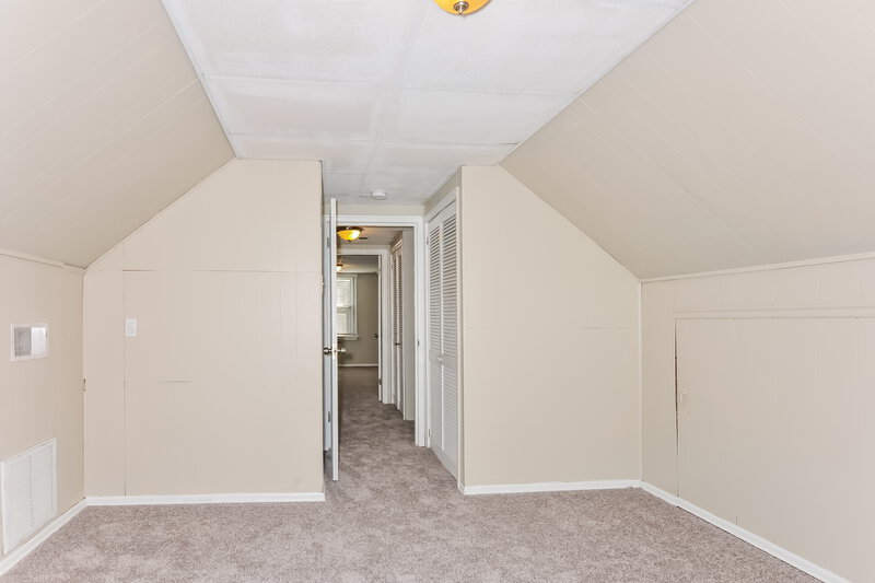 2,240/Mo, 8647 Belhaven Dr St. Louis, MO 63114 Hallway View