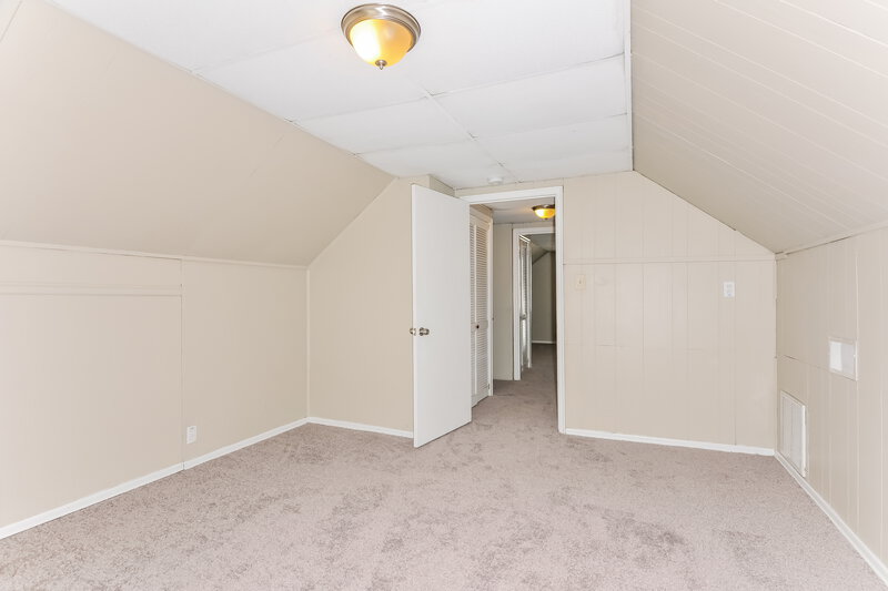 2,240/Mo, 8647 Belhaven Dr St. Louis, MO 63114 Hallway View 2