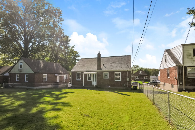 2,240/Mo, 8647 Belhaven Dr St. Louis, MO 63114 Rear View 2