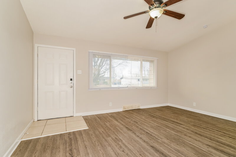 1,780/Mo, 2010 Thunderbird Ave Florissant, MO 63033 Living Room View 2