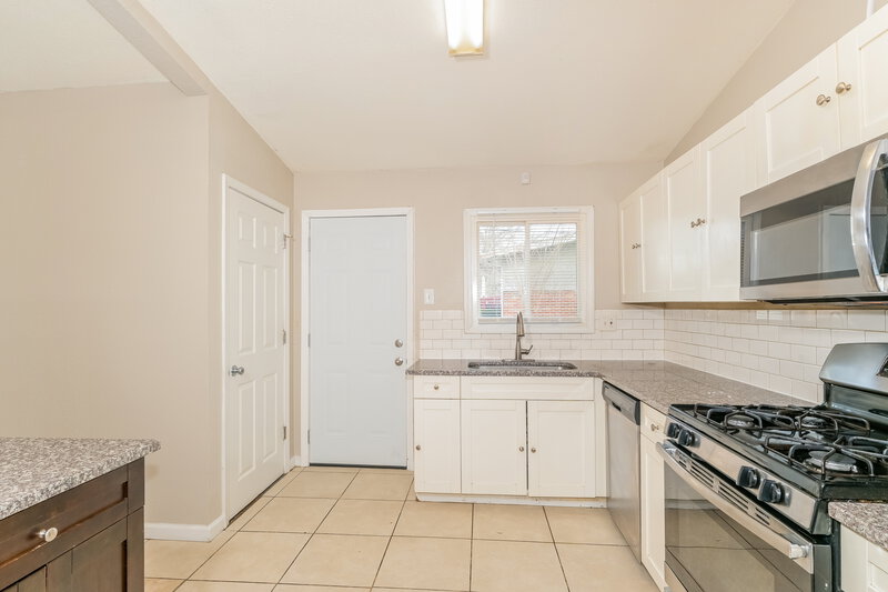 1,780/Mo, 2010 Thunderbird Ave Florissant, MO 63033 Kitchen View