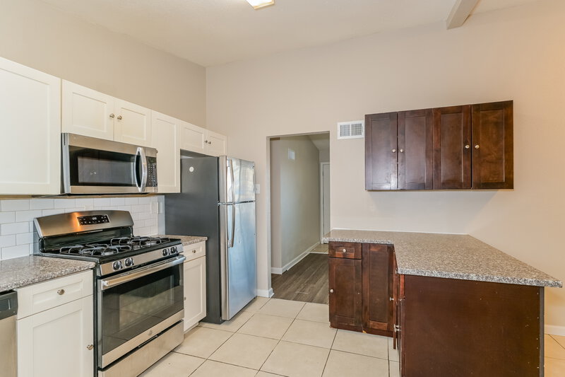 1,780/Mo, 2010 Thunderbird Ave Florissant, MO 63033 Kitchen View 2