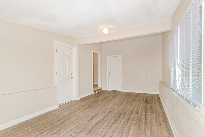 1,780/Mo, 2010 Thunderbird Ave Florissant, MO 63033 Family Room View 2