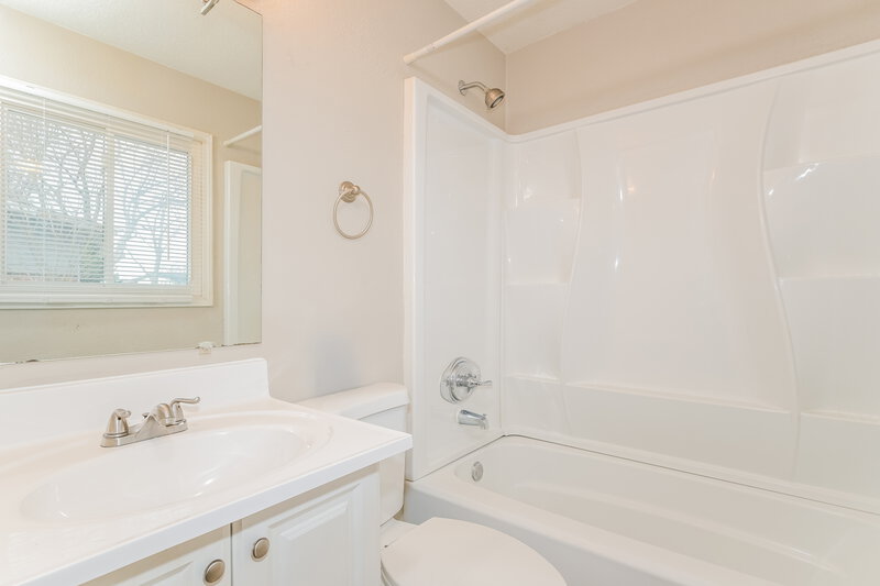 1,780/Mo, 2010 Thunderbird Ave Florissant, MO 63033 Main Bathroom View