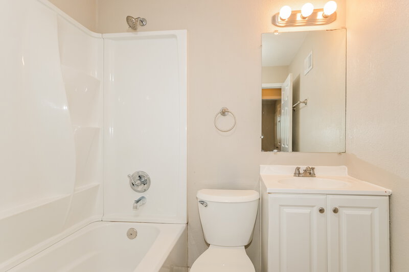 1,780/Mo, 2010 Thunderbird Ave Florissant, MO 63033 Bathroom View